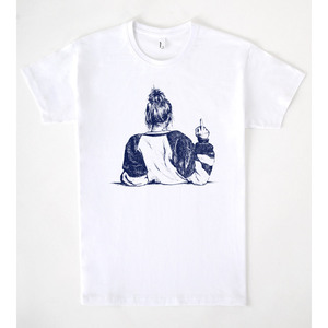 Camiseta blanca con diseño gráfico de boceto de mujer vista por detrás, ropa informal unisex - Product Image 1