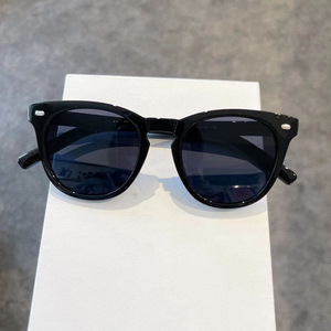 Gafas de Sol para Mujer C2 20100, Montura de PC, Lentes con Protección UV400, Remaches Cuadrados, Color Rojo, Estilo Urbano, Diseño Moderno - Product Image 1