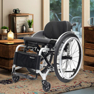 Fauteuil roulant pliant manuel léger en aluminium argenté avec dossier pour équipement de rééducation - Product Image 1