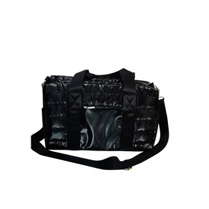 Sac de voyage en nylon noir avec logo tendance, grande capacité, fermeture éclair, style minimaliste, toutes saisons, portable, bagage à main - Product Image 3