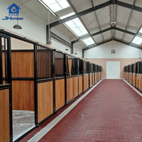 Box de manège de style européen JHorse avec porte coulissante, structure en acier galvanisé et remplissage en bois de bambou pour écurie équestre
