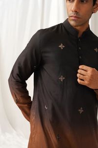 KURTA EN SOIE ATTRACTIVE POUR HOMMES AVEC PANTALON POLO et BRODERIE IMPRIMÉ TRAVAIL KOTI Achkan Bandhgala Sherwani - Product Image 5