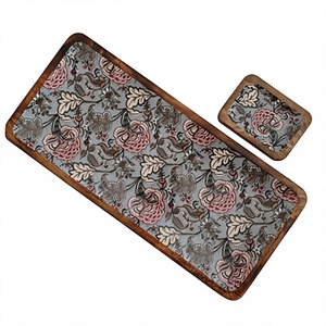 Plateau de service rectangulaire en bois massif émaillé à motif floral rouge avec coupelle à sauce pour fêtes et fruits secs - Product Image 2