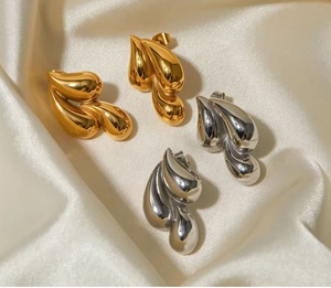Vente en gros de boucles d'oreilles en acier inoxydable plaqué or 18 carats, personnalisées, à la mode et simples, anti-allergiques, pour femmes - Product Image 4