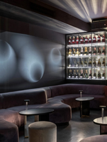 Modernes Luxus-Nachtclub-Möbelset: Geschwungenes Samt-Modulsofa und Barhocker-Set für Cocktail-Lounge