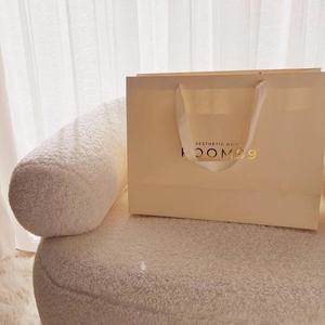Sacs en papier cartonné blanc de luxe avec logo personnalisé, vente en gros, durables, pour boutiques, sacs cadeaux de vente au détail, ruban - Product Image 1