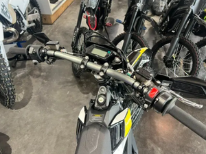 Motocicleta Eléctrica de Largo Alcance Surron Ultra Bee, Batería de 74V 55Ah, 62 Millas de Autonomía, Enduro, Alto Torque - Product Image 5