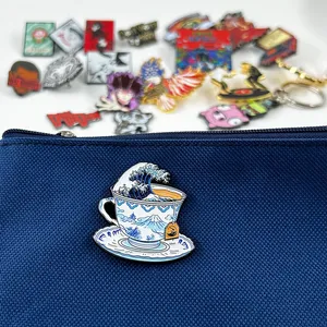 Épinglette en métal émaillé Grande Vague de Kanagawa, Mont Fuji, Tempête dans une tasse de thé, Badge, Bijou d'art, Cadeau pour fans, Objets de collection - Product Image 5