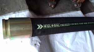 Tuyau en caoutchouc industriel avec raccord à bride métallique pour le transfert de fluides lourds et une performance longue durée - Product Image 2