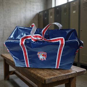 Sac de sport de hockey en PVC bleu marine avec sangles rouges et blanches et logo personnalisé - Product Image 1