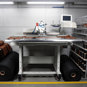 Máquina de Coser Computarizada con Dispositivo de Deslizamiento Lateral - Cosedora de Patrones Programable para Cuero y Materiales Pesados con Alimentación Automática - Product Image 1