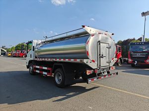 Nouveau prix usine Isuzu 5T 4x2 Camion-citerne à lait en acier inoxydable 304 de 5 m³ pour le <span class=keywords><strong>transport</strong></span> de produits laitiers et d'<span class=keywords><strong>eau</strong></span> potable - Product Image 3