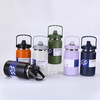 Tasse isolée en acier inoxydable de grande capacité avec poignée et paille Nouveau design Bouilloire de sport portable pour le camping en plein air