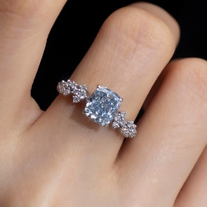 Anillo de Compromiso MSR-1328 de Oro de 18K Personalizado con Diamante Azul Cultivado en Laboratorio y Diamante Redondo Cultivado en Laboratorio - Product Image 5