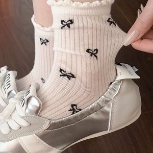 Calcetines de media pantorrilla para mujer con diseño de lazo, transpirables, de poliéster, con volantes de encaje blanco, ideales para el verano. - Product Image 1