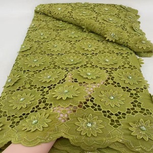 Tissu en dentelle soluble à l'eau avec broderie de sequins <span class=keywords><strong>et</strong></span> de strass en forme de fleurs 3D pour accessoires de robe de mariée - Product Image 1