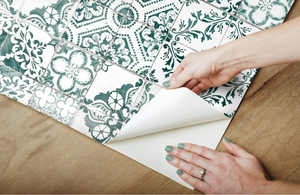 RoomMates RMK11281WP Papel pintado autoadhesivo con diseño de azulejos mediterráneos en verde bosque - Product Image 4