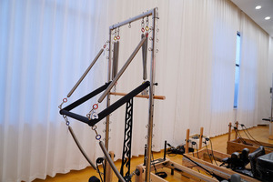 <span class=keywords><strong>Lit</strong></span> en chêne réglable portable personnalisé pour studio de Pilates Tour de reconstruction de Pilates en bois Caractéristique de l'avion volant en plein air - Product Image 5
