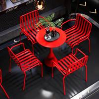 Ensemble table et chaises modernes en bois massif et métal, idéal pour les espaces extérieurs de petites cafés, salons de thé et cours, balcons.