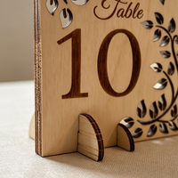 Numéros de table en bois sur mesure avec décoration artistique de style rustique. Panneaux de table élégants parfaits pour les mariages, les fêtes, les hôtels et