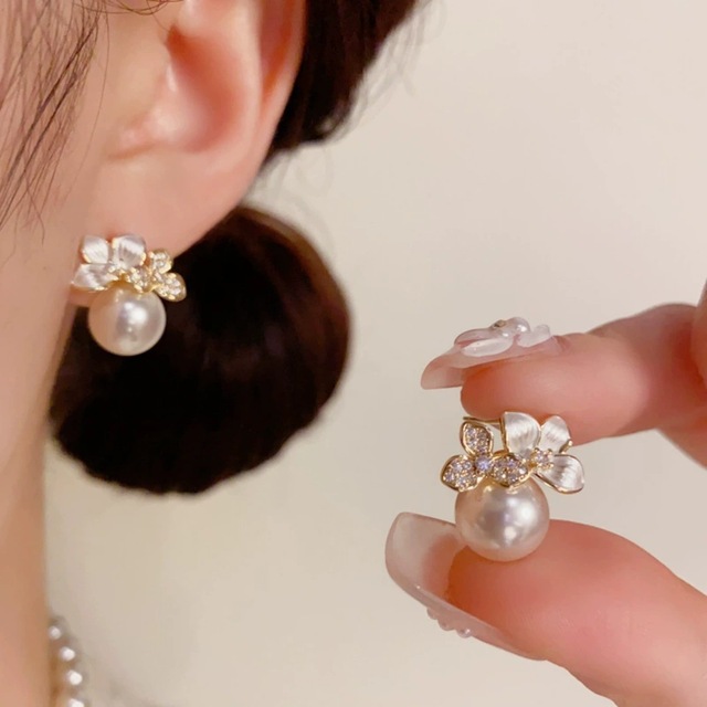 New Design Sweet Flower Stud Earrings for Women Elegant Imitation Pearl Crystal Earring Korean Party Jewelry Gifts