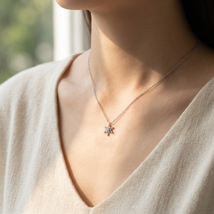 จี้เพชรแท้ทรงเกล็ดหิมะ ดีไซน์ทันสมัยเหนือกาลเวลา ทองคำขาว 18K สำหรับผู้หญิง สวมใส่ได้ทุกวัน - Product Image 6