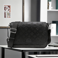 Sac bandoulière homme personnalisé en cuir PU élégant avec logo en relief et motif gaufré, sac messager avec sangle réglable