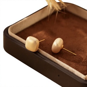 Boucles <span class=keywords><strong>d</strong></span>'oreilles en alliage imitation <span class=keywords><strong>perle</strong></span> Tang Pei TP pour femme, nouvelle collection printemps 2025, clous <span class=keywords><strong>d</strong></span>'oreilles uniques et exquis, couleur or champagne - Product Image 1