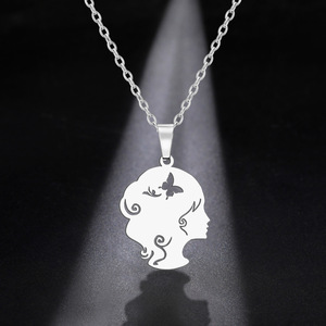 Nouveau design, collier plaqué or personnalisé en acier inoxydable, pendentif créatif en forme de papillon ajouré, collier avec avatar. - Product Image 2