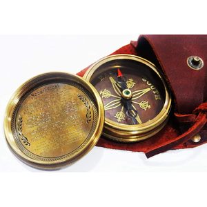 Brújula de Bolsillo de Latón Grabada, Guía de Orientación Portátil para Senderismo con Estuche de Cuero - Product Image 4