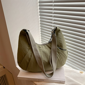 Dolce <span class=keywords><strong>stile</strong></span> Casual da <span class=keywords><strong>donna</strong></span> borsa trapuntata a tracolla in Nylon imbottito elegante e leggero Puffy diamante mezzaluna caramella personalizzata - Product Image 5