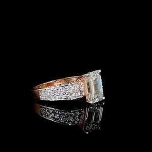 Anillo de Compromiso con Diamante de Laboratorio Esmeralda de 2 Quilates |   Solitario de Oro de 14K - Product Image 4