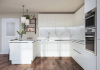 Cuisine équipée sur mesure de luxe en blanc de Vermont avec four intégré, réfrigérateur et tiroirs à fermeture douce pour hôtel haut de gamme
