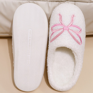 Pantofole Carine e Accoglienti con Fiocco Ricamato per San Valentino per Donne - Product Image 4