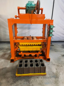 Macchina per la produzione di mattoni efficiente e stabile, molto richiesta in Liberia, prodotta con diverse tipologie di macchine per la formatura di blocchi di cemento - Product Image 4