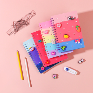 สมุดโน้ตปกซิลิโคนแบบนิ่มสั่งทำพิเศษ พร้อมรูสำหรับตกแต่งด้วยจี้ DIY สมุดโน้ตสีสันสดใสสำหรับนักเรียน - Product Image 4