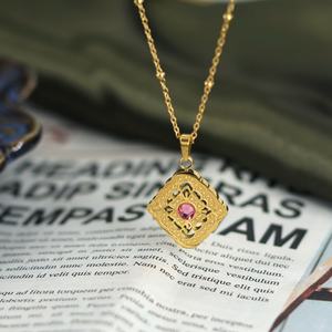 Collier pendentif en acier inoxydable style palais vintage avec diamant rose et gravure creuse en diamant pour anniversaire - Product Image 2