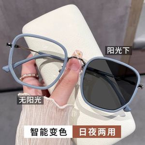 Gafas Planas Fotocromáticas Anti-Luz Azul para Mujer, Color Blanco Leche, Diseño que Adelgaza el Rostro, Dosis Variable, Novedad 2026 - Product Image 2