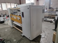 Machine de découpe et de rembobinage compacte pour la fabrication de rubans adhésifs et de rouleaux d'étiquettes de petite taille