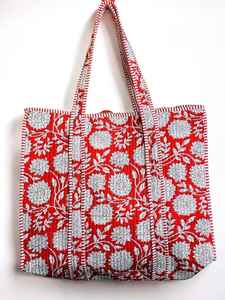 Bolso de hombro acolchado de algodón ecológico con estampado floral hecho a mano, diseñado para uso diario reutilizable y cómodo. - Product Image 2
