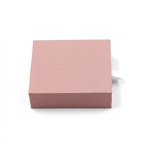 Petite boîte d'emballage pour bijoux en carton rigide rose personnalisée, fermeture magnétique, laminage mat, doublure en éponge, recyclable, logo personnalisé