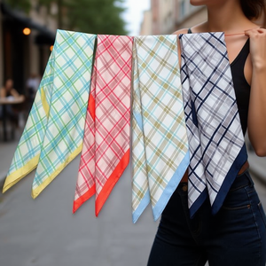 Sciarpa quadrata a quadretti 70x70 cm, accessorio di moda per uomo e donna - Product Image 2