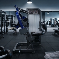 Máquina comercial ajustable de extensión de tríceps con cable cruzado y brazo metálico para entrenamiento de fuerza en gimnasios