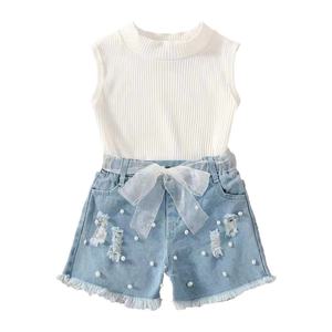 Completo Estivo per Ragazze con Stampe Personalizzate 2026 Nuovo Top Bianco Senza Maniche + Pantaloncini in Jeans con Perline, Strappi e Bordi Sfrangiati - Product Image 1