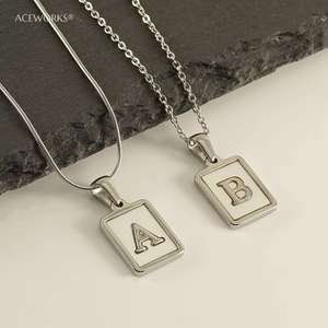 Colgante Rectangular con Inicial de Madreperla |   Charm de Letra del Alfabeto con Concha Natural, Chapado en Oro PVD de 18K, en Acero Inoxidable - Product Image 5