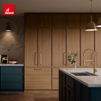 Armoires de cuisine Alland en bois naturel, style luxueux discret, finition teintée en noyer, avec quincaillerie en laiton