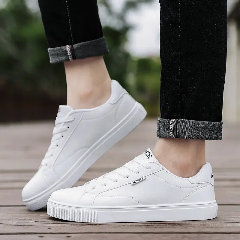 Zapatos de cuero PU individuales sin cordones para hombre Blanco en blanco Nueva tendencia Zapatos de hombre casuales que combinan con todo