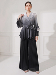 Bluse mit Graduell Wechselndem Farbton Kombiniert mit Plissierter Hose, Damen-Anzug in Übergröße mit Kragen und Blütenärmeln - Product Image 4