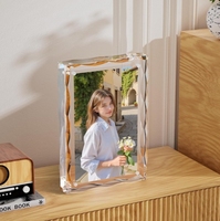 Cadre photo en acrylique à bords ondulés avec effet magnétique puissant d'ondulation d'eau, idéal pour la décoration de table et la commémoration.