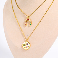 Collier en Acier Inoxydable Plaqué Or 18K Anti-ternissement avec Breloque Fer à Cheval et Zircons Colorés, Cadeau Idéal pour Amateurs d'Équitation (Hommes et Femmes) - Vente en Gros